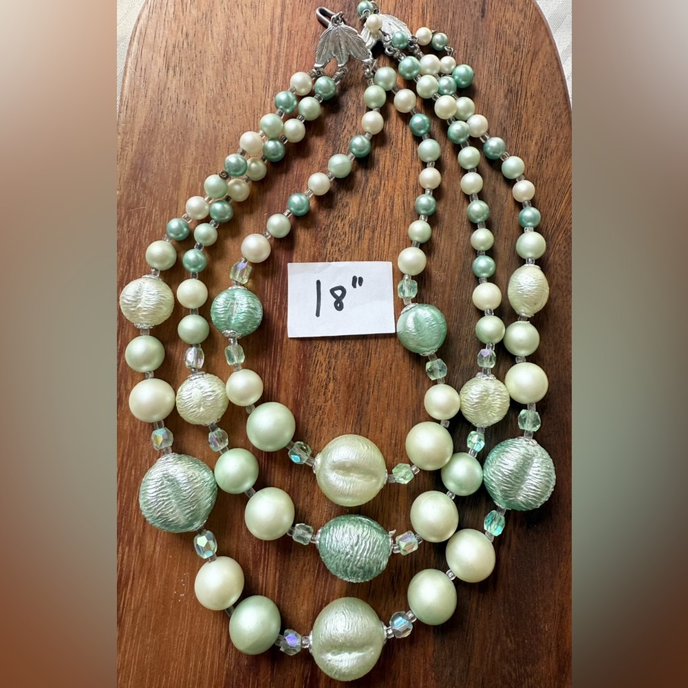 VTG Made in Japan Green Plastic Acrylic Shell Beaded Necklace